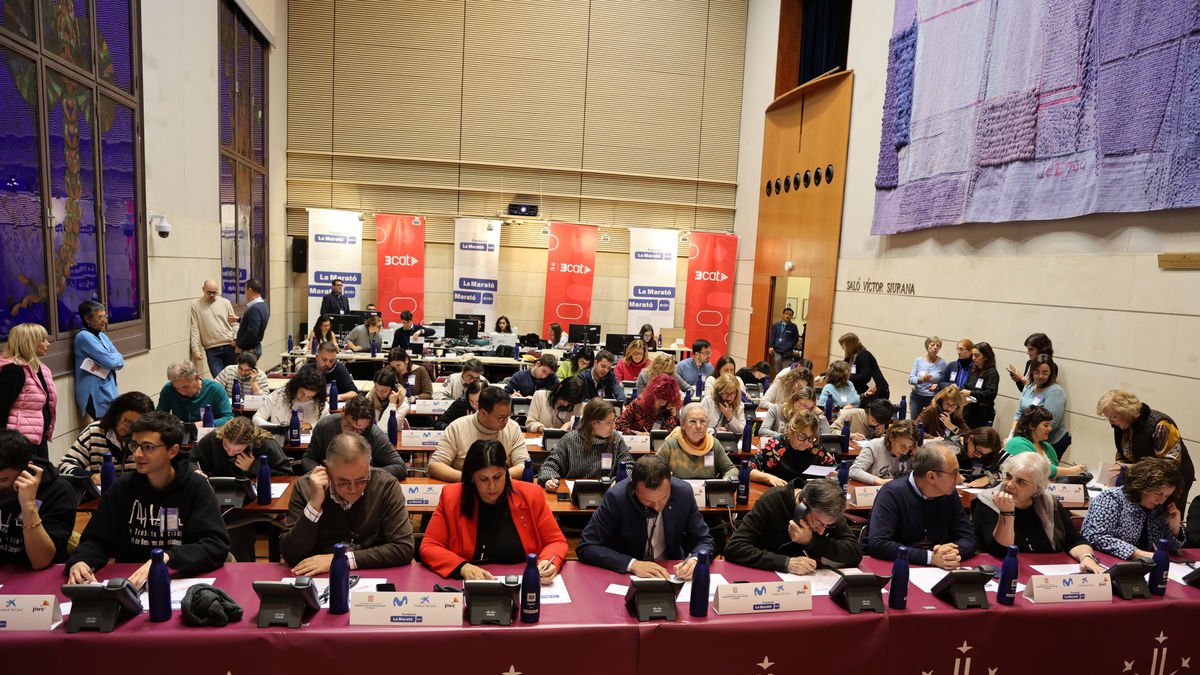 Lleida ■ El Rectorat de la Universitat de Lleida (UdL) es va convertir un any més en el centre operatiu en què voluntaris atenien les trucades per recollir donatius, que es poden fer per telèfon, al web de La Marató o per transferència bancàr ... - LAIA PEDRÓS