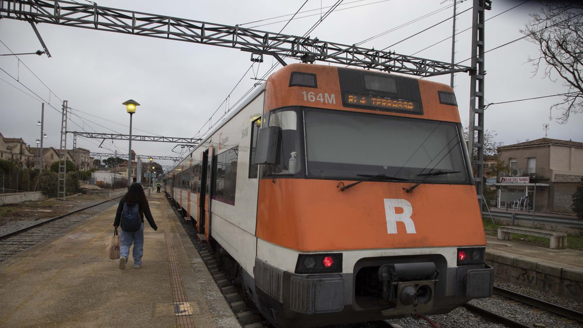 Los pasajeros suben al tren en la estación de Cervera en el primer día de funcionamiento de la línea RL4. - C.MARSIÑACH