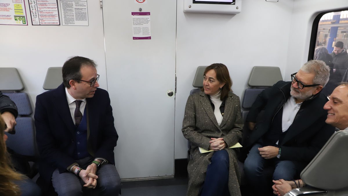 La consellera de Territorio, Sílvia Paneque, y el alcalde de Lleida, Félix Larrosa, compartieron asiento. - CARMINA MARSIÑACH