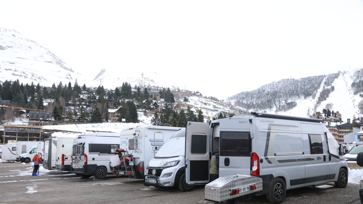 Part dels temporers de la neu viuen en caravanes.