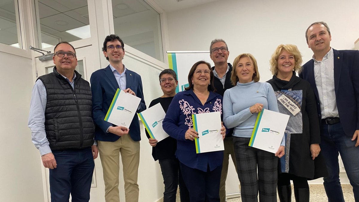 Ocho de los 10 diputados de Junts-Impulsem esta mañana en la oficina del grupo a la Diputación