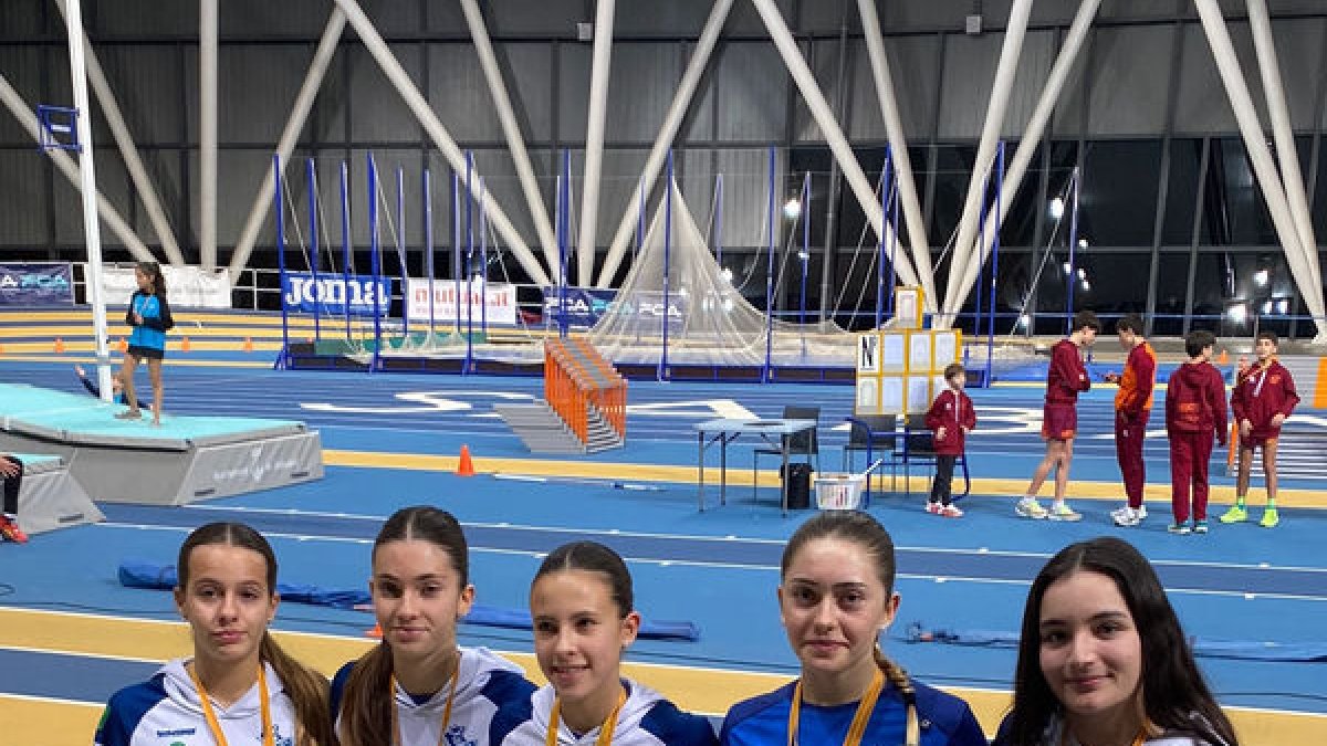 Les atletes del Xafatolls, amb les medalles.