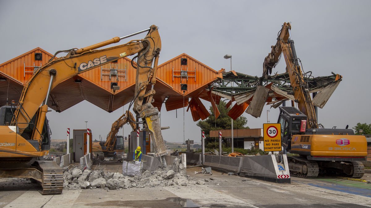 Demolición de la cabina del peaje de Soses en la AP-2, en marzo de 2022. - JORDI ECHEVARRIA
