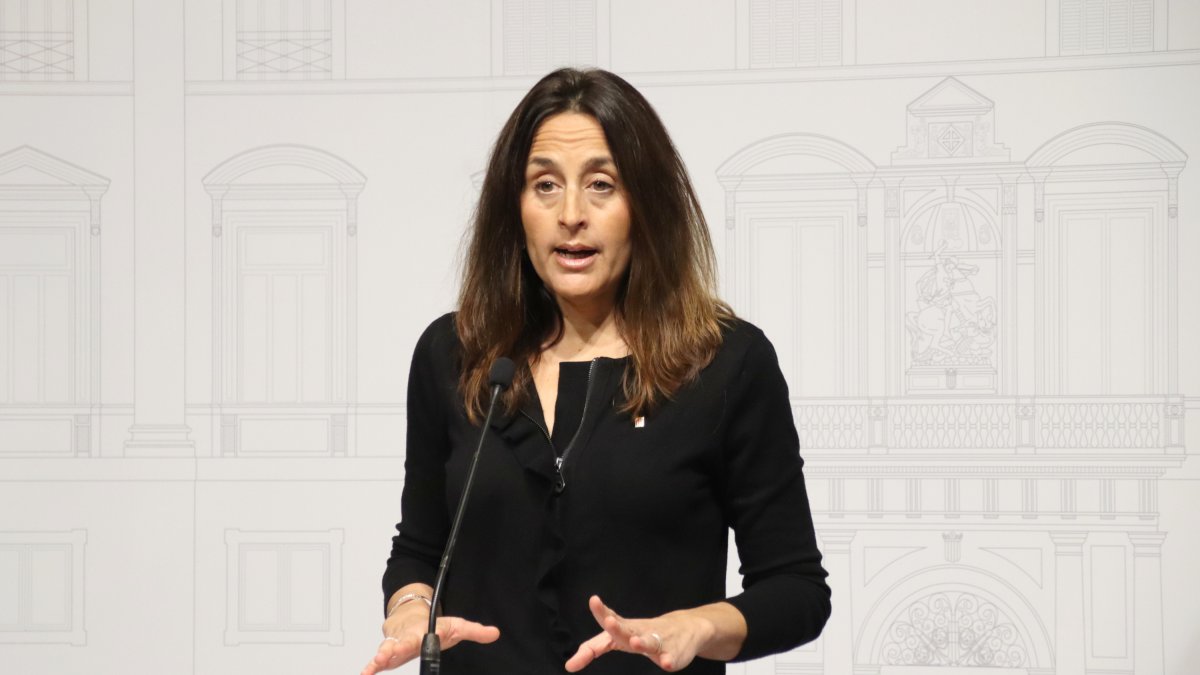 La consellera de Educación de la Generalitat, Esther Niubó, durante una rueda de prensa en el Palau.