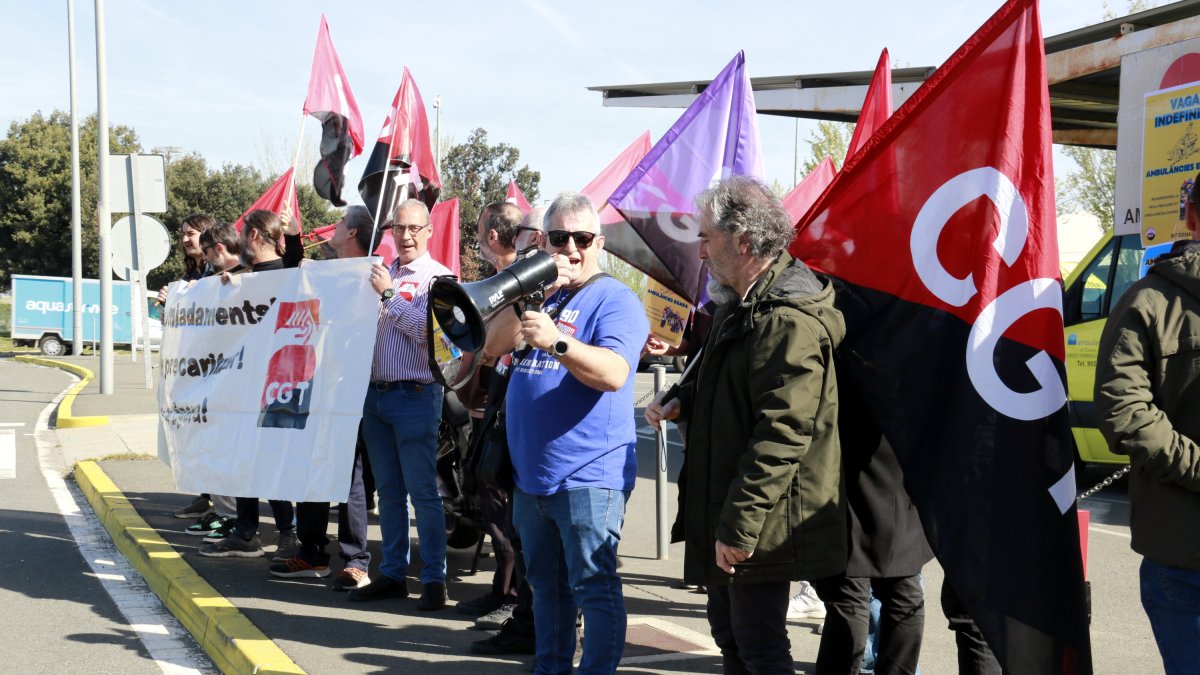 Protesta del sindicato CGT ante la empresa Egara de Lleida.
