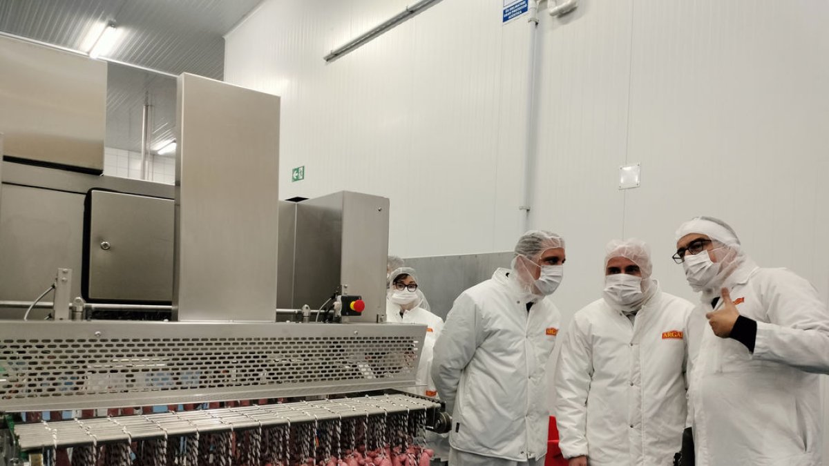 Crespín y Prieto durante la visita a la planta de embutidos de Argal en Miralcamp. - T.CONTRERAS