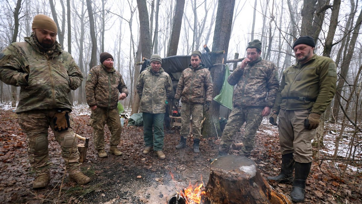 Militares ucranianos se calientan en el frente de Járkov. - EUROPA PRESS / CONTACTO / OLEKSANDR KLYMENKO