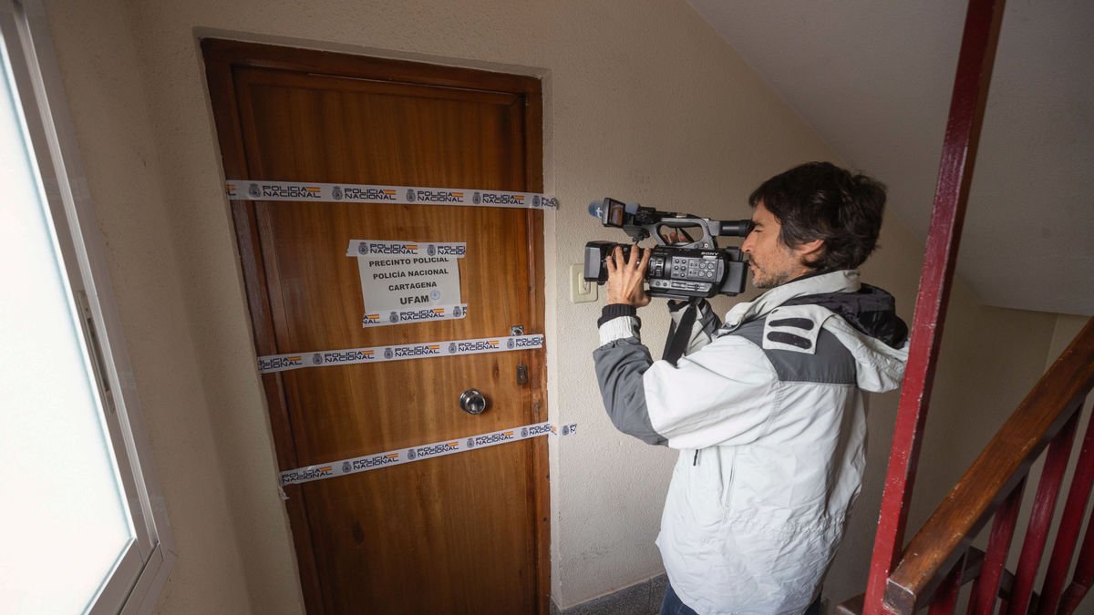 La porta precintada del pis on va succeir el crim. - EFE