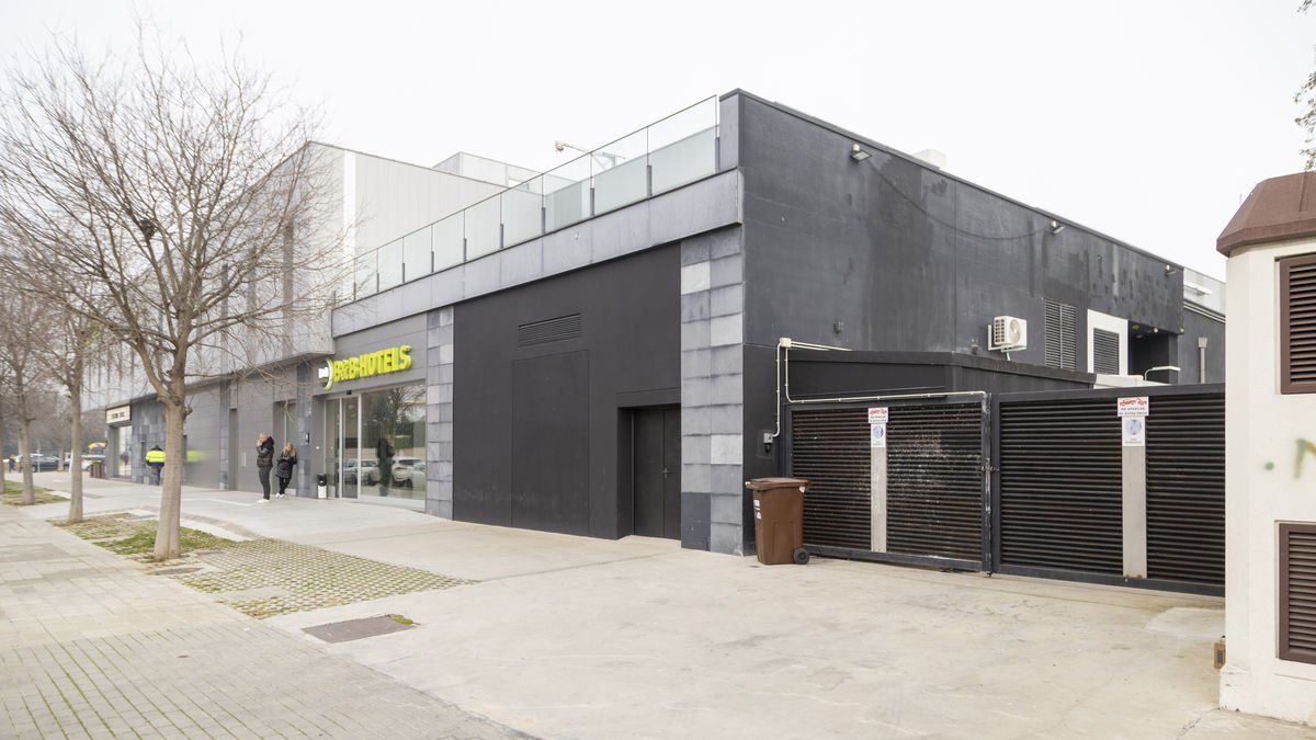 El paso perimetral que une Periodista Trapa con Germanies, bloqueado por estas puertas negras. - JORDI ECHEVARRIA