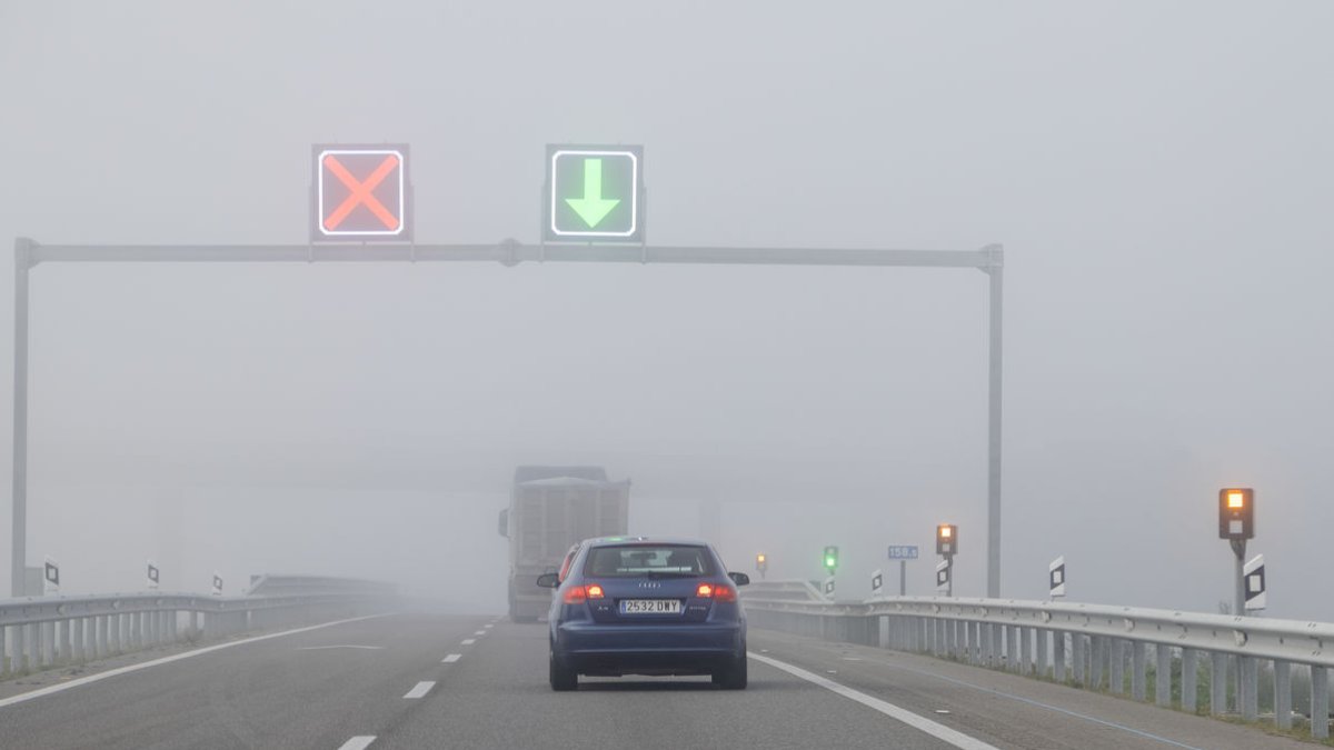 Carril cerrado y balizas láser en la AP-2 por niebla ■ La densa niebla que ayer redujo la visibilidad por debajo de los 40 metros durante algunas horas del día obligó a cerrar un carril en cada sentido en la AP-2 entre Castelldans y Juneda y a ... - JORDI ECHEVARRIA