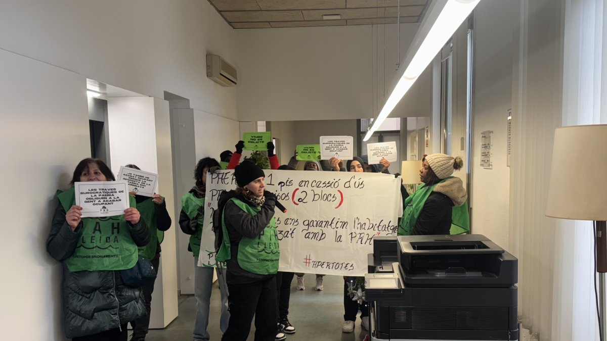 Una decena de miembros de la PAH, esta mañana en la sede de Bienestar Social de la calle Tallada.