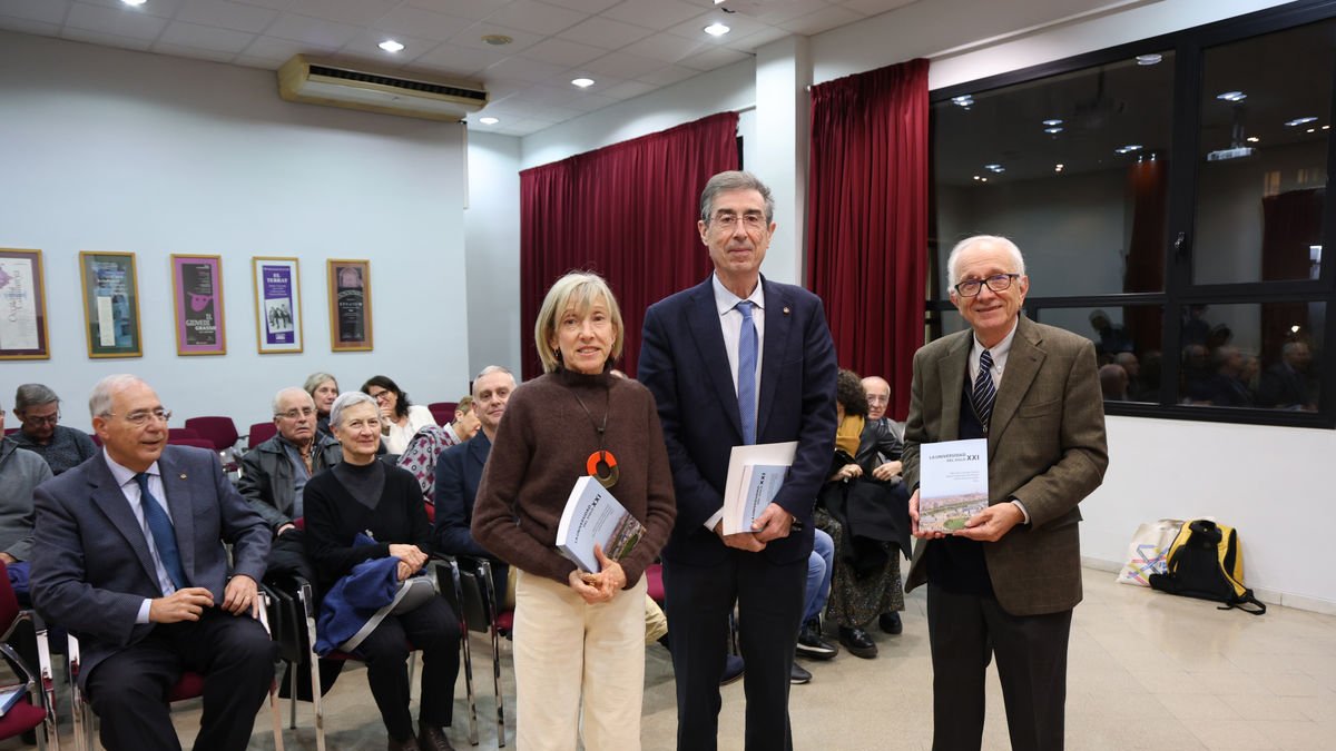 Cornadó, Puy y Lladonosa presentaron ayer el libro en la sala de juntas del Rectorado. - AMADO FORROLLA