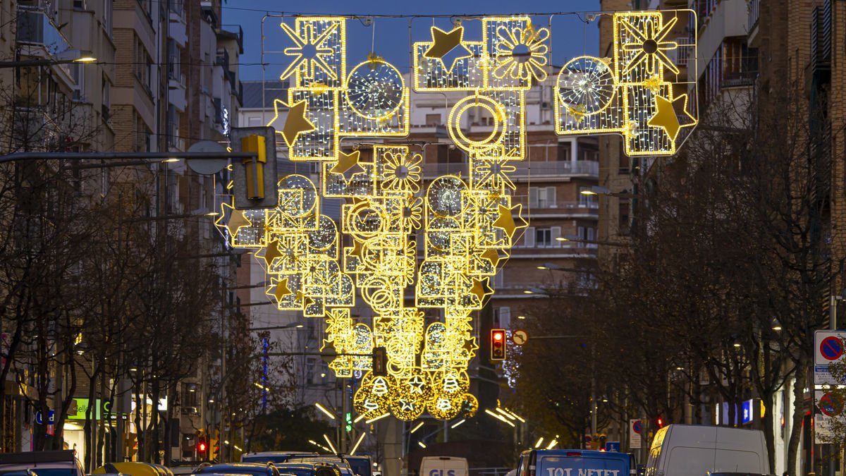 Luces navideñas en la confluencia de Prat de la Riba y Ricard Viñes. - JORDI ECHEVARRIA