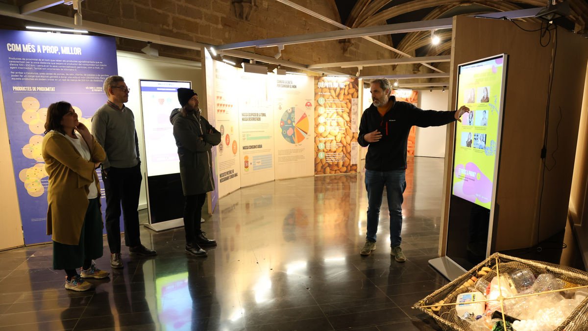 Inauguració ahir de la mostra, que es podrà visitar a la Zona Zero de l’IEI fins al 16 de febrer. - AMADO FORROLLA