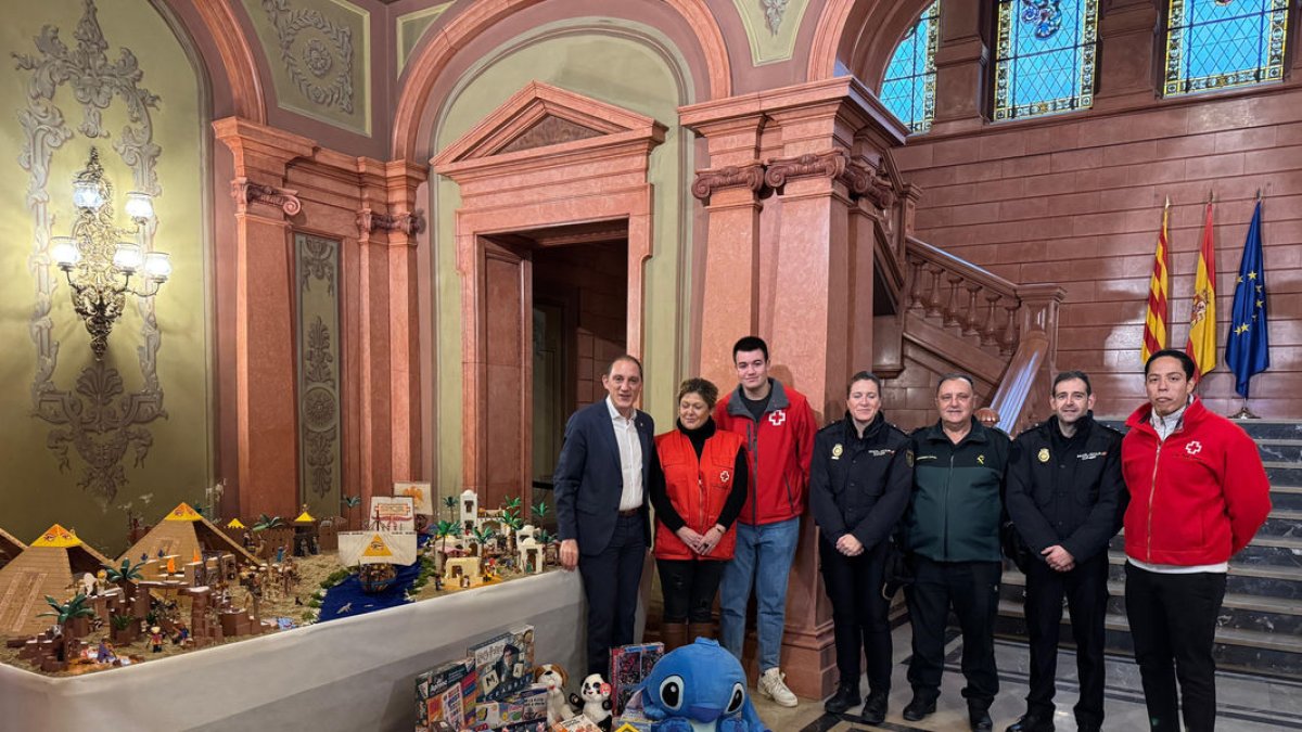 El subdelegat de Govern, José Crespín, al costat de representants de la Guàrdia Civil i Creu Roja. - SUBDELEGACIÓ DE GOVERN DE LLEIDA