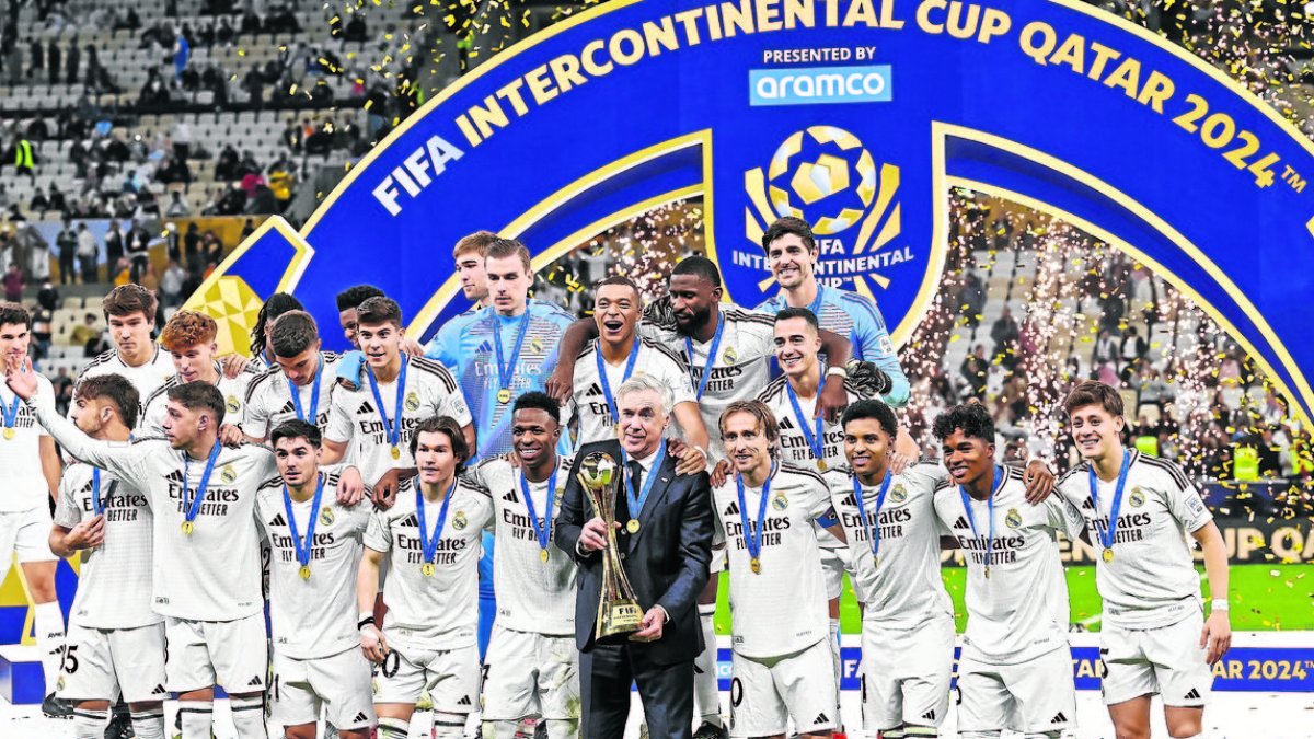 Ancelotti sosté el trofeu que va conquerir ahir el Madrid. - EFE