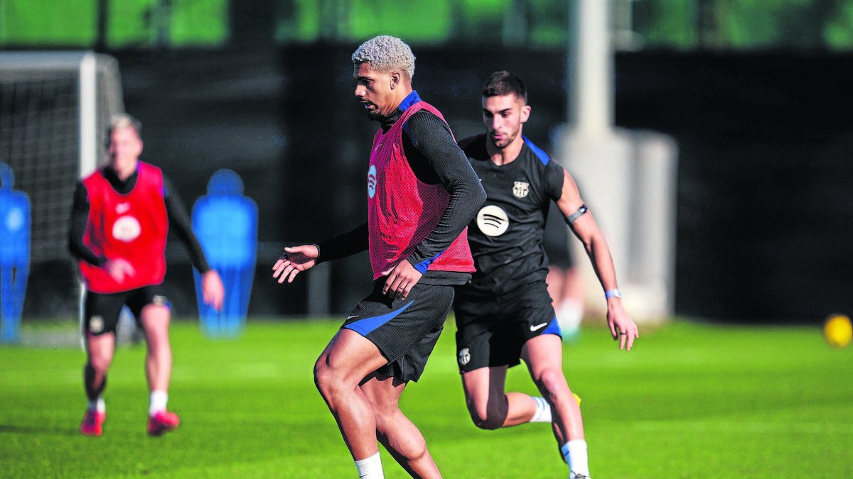 Ronald Araújo ahir durant l’entrenament. - FCBARCELONA