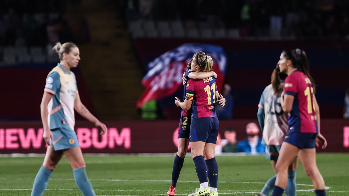 Alèxia celebra el seu gol i s’abraça amb Ona Batlle. - EUROPA PRESS