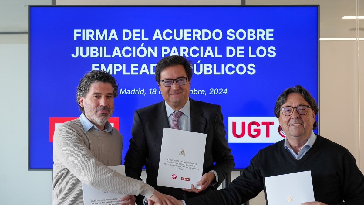 Imatge dels signants de l’acord, ahir. - MINISTERI PER A LA TRANSFORMACIÓ DIGITAL