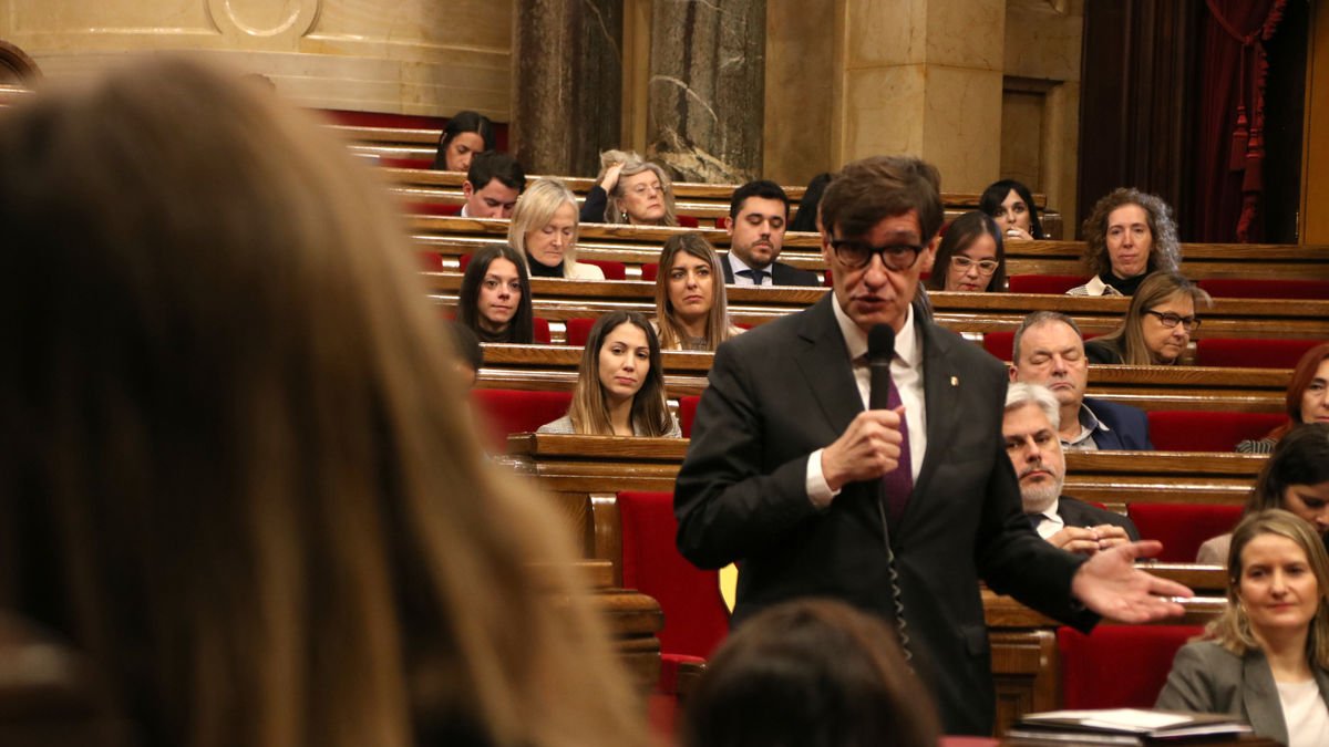 Illa respondiendo a Albiach durante el pleno en el Parlament celebrado ayer. - ACN