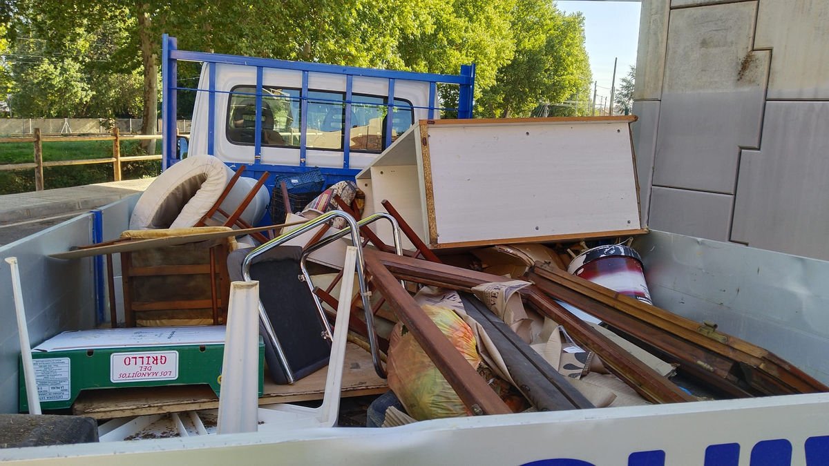 El camió que s’encarrega de retirar els voluminosos. - A.L.B.B.