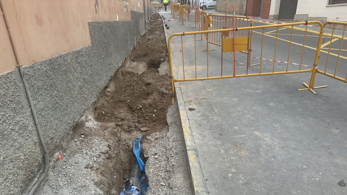 Obres a la xarxa de proveïment d’un carrer de la capital. - A.L.B.B.