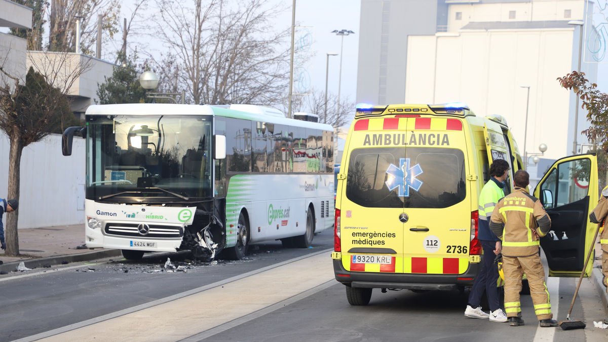 Vista de l’autocar accidentat ahir en una col·lisió amb un turisme a Almenar. - MAGDALENA ALTISENT