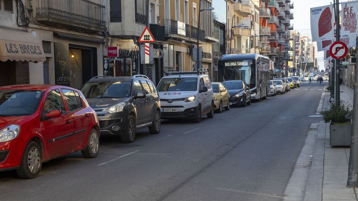 Imagen tomada ayer al mediodía del tramo urbano de la C-14. - LAIA PEDRÓS