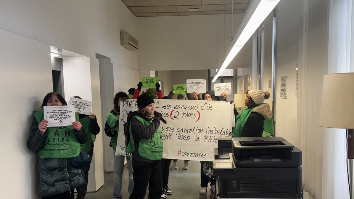 Membres de la PAH van acudir ahir a la seu de la regidoria d’Acció Social, al carrer Tallada. - MARC CARBONELL