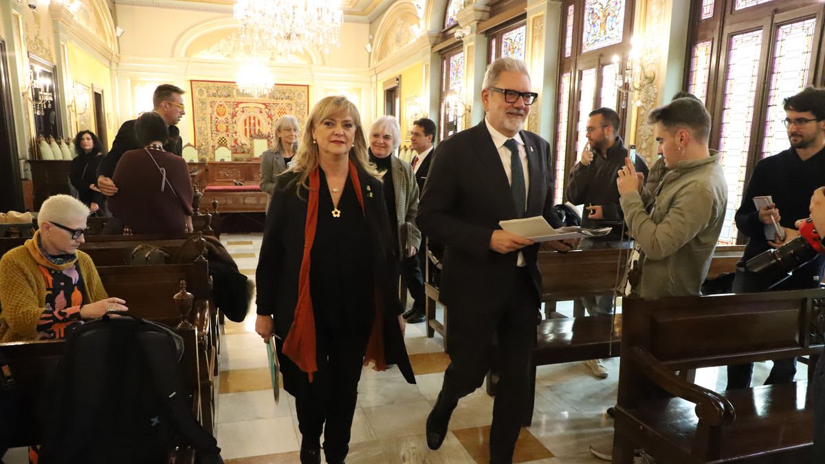 El alcalde, Fèlix Larrosa, y la líder de Junts, Violant Cervera, antes de presentar su presupuesto de 2025. - MAGDALENA ALTISENT