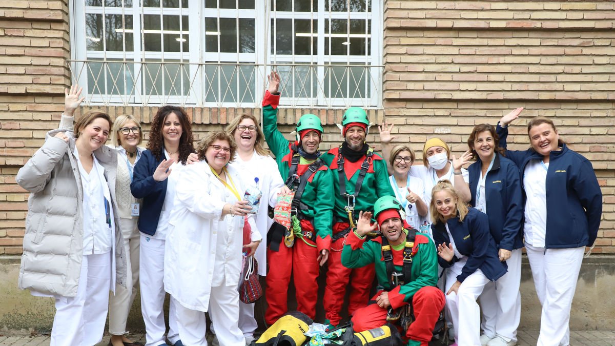 Els elfs del Nadal visiten els petits de l’Arnau de Vilanova ■ Els nens i les nenes ingressats al Servei de Pediatria de l’Hospital Universitari Arnau de Vilanova de Lleida van rebre ahir la visita dels elfs del Nadal, que els van portar regals ... - MAGDALENA ALTISENT