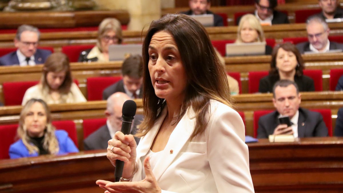 La consellera Esther Niubó, ahir al Parlament. - NICO TOMÁS/ACN