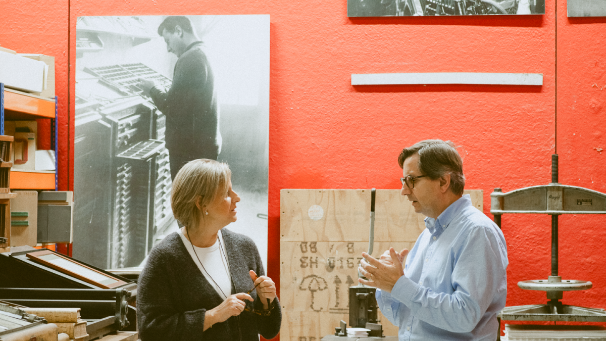Maite y Jaume, directora de finanzas y director general, durante la visita