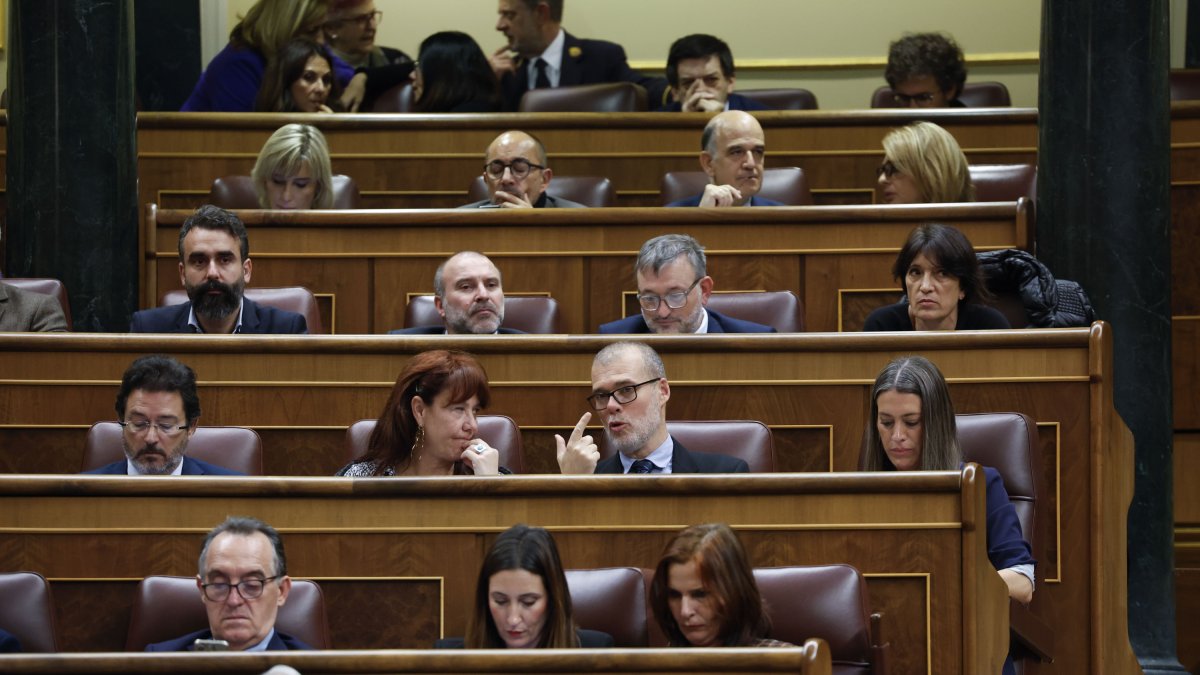Els diputats de JxCat Míriam Nogueras i Josep Maria Cruset, durant el ple del Congrés dels Diputats a Madrid aquest dijous.