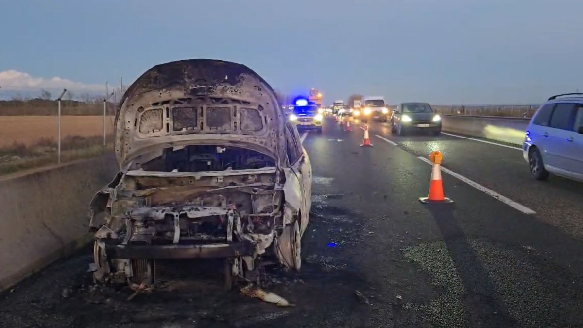 Cotxe cremat a l'Ll-11 als Alamús