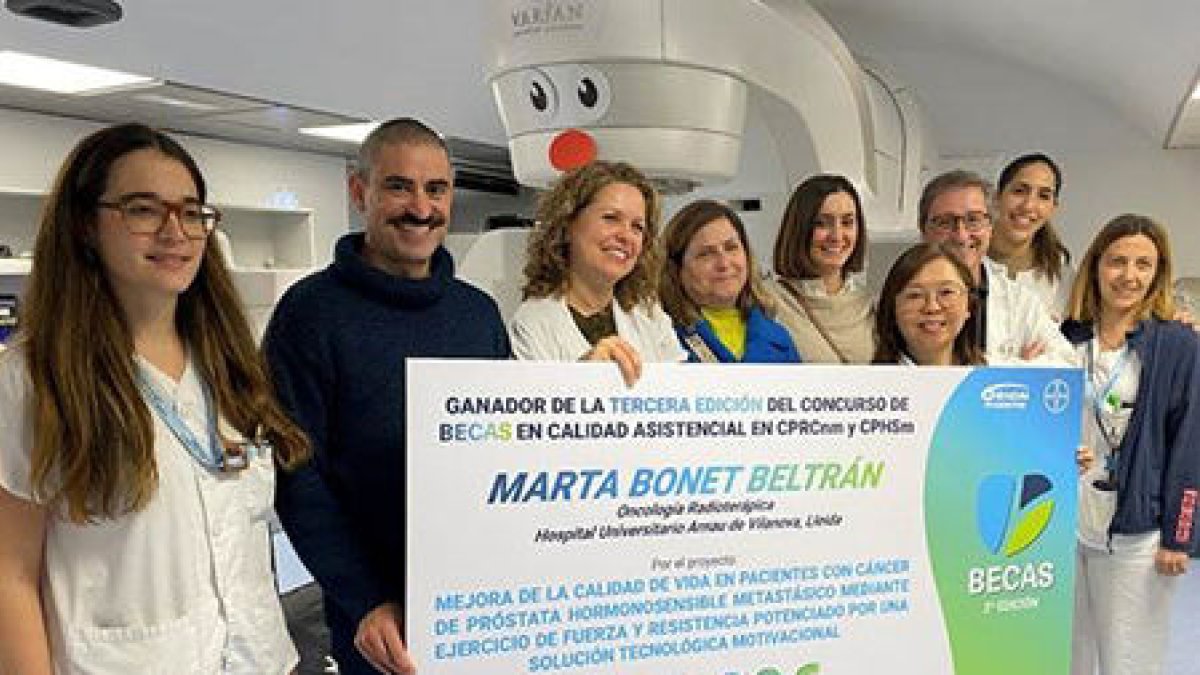Marta Bonet mostra el premi en forma de beca que li va concedir la farmacèutica Bayer pel seu projecte.