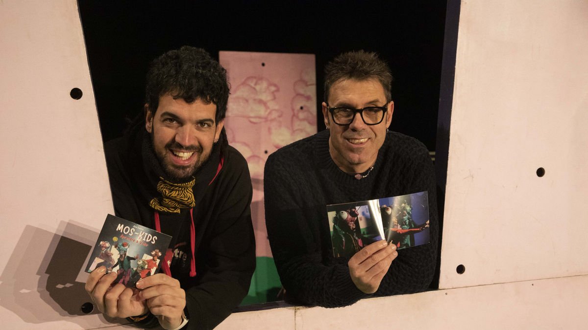 Dídac Prat i Albert Parra amb el nou disc de ‘Mos-kids’, editat per la discogràfica Halley Supernova.. - c.marsiñach