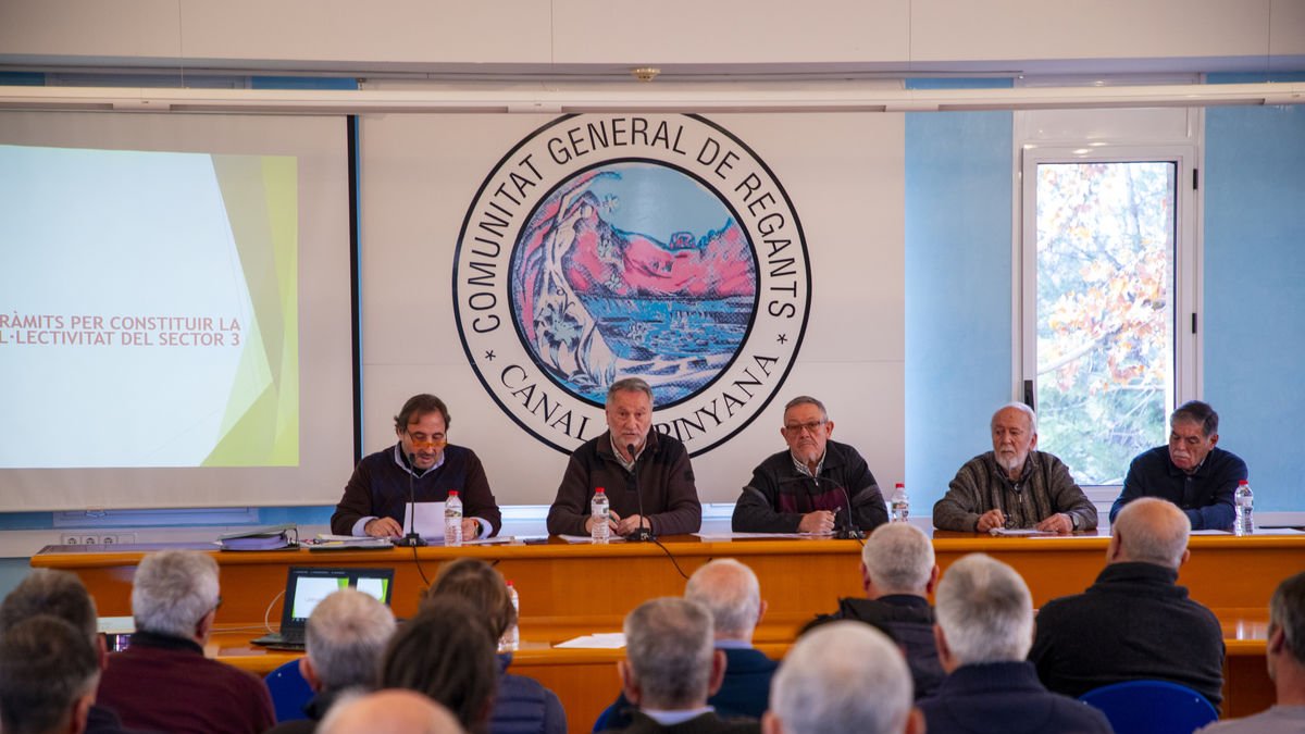 La asamblea se celebró en la sede de los regantes, en Lleida. - GERARD HOYAS