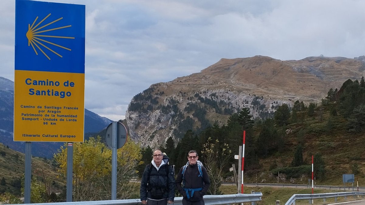 Salvador Carles y José Ramon Cabrera, haciendo un tramo del Camino de Santiago, su gran pasión. - MESÓN DEL CAMINO