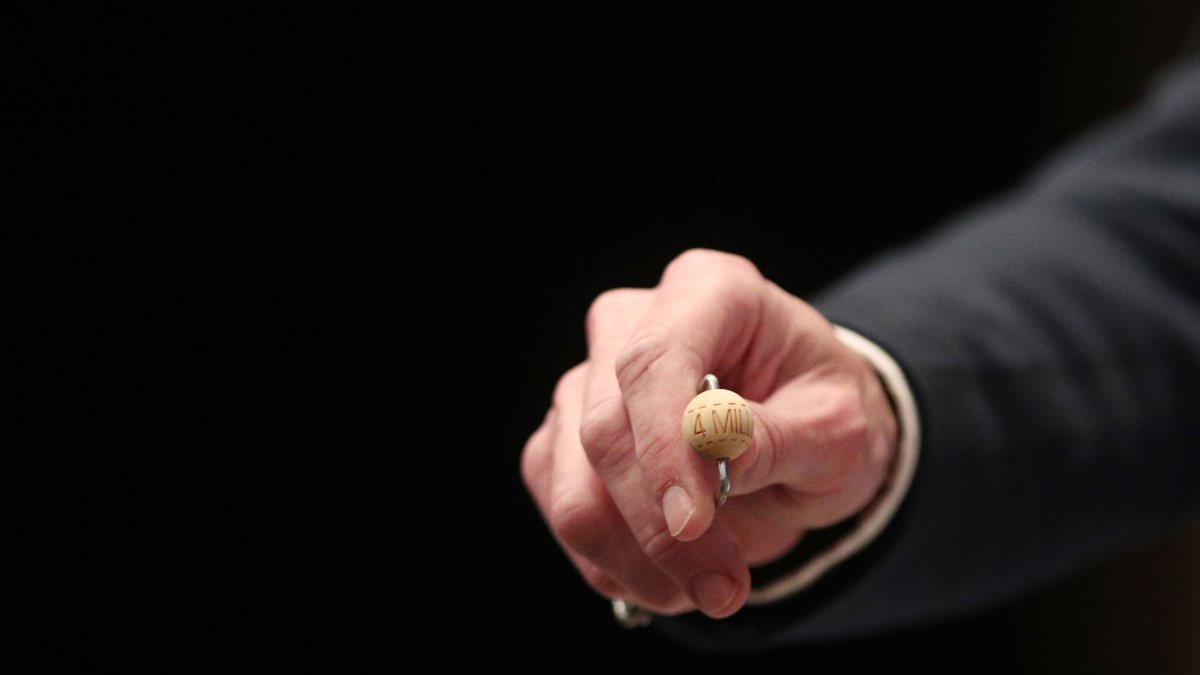 La bola correspondiente al primer premio ('Gordo') durante la celebración del Sorteo Extraordinario de la Lotería de Navidad 2019 en el Teatro Real de Madrid, a 22 de diciembre de 2019.