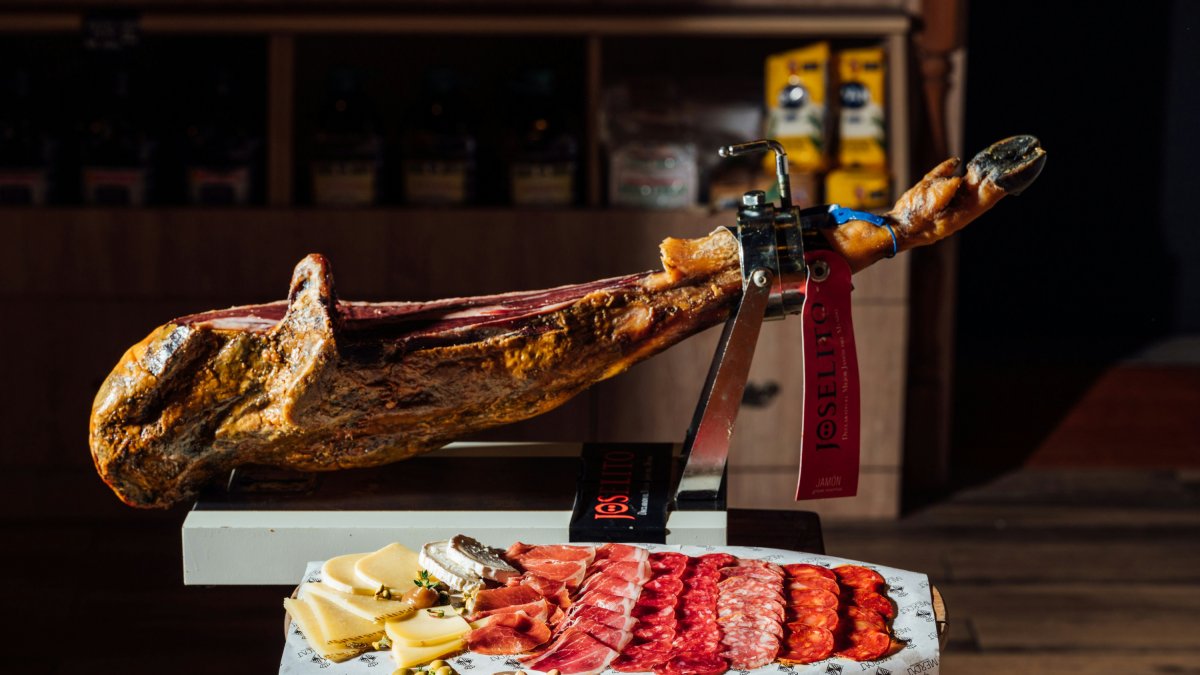 Lonchas de jamón y otros embutidos.