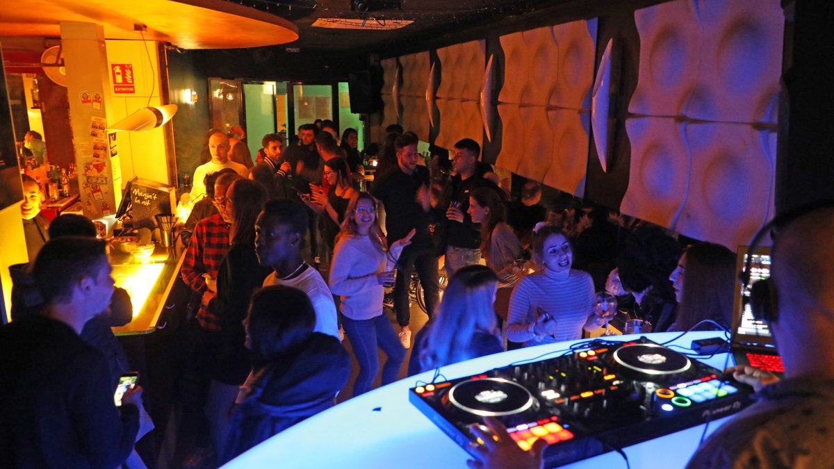 Clientes de un pub en Lleida.