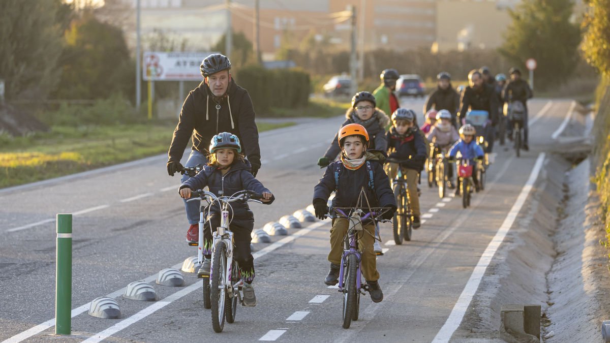 Alumnes i pares de l’escola Espiga van estrenar el nou carril bici fins al centre. - JORDI ECHEVARRIA