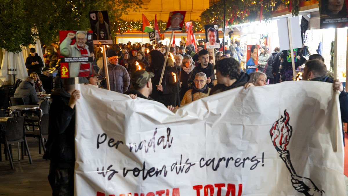 La marxa amb torxes va sortir de la plaça Catedral, va recórrer el carrer Major i va acabar a la plaça Paeria. - GERARD HOYAS