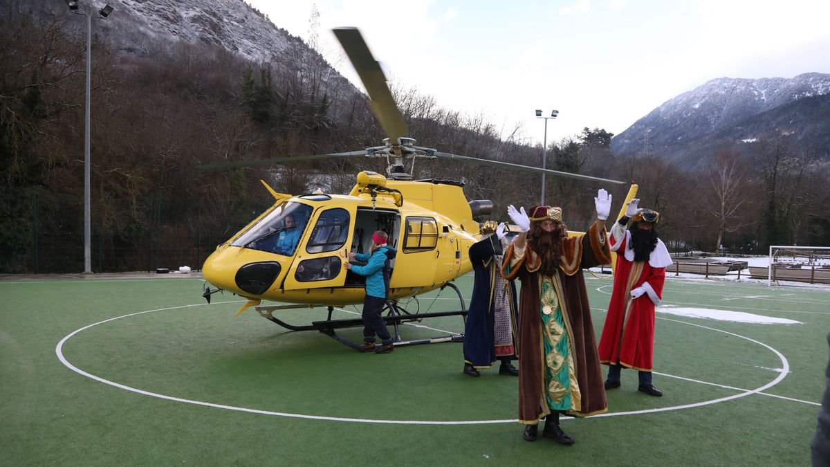Els patges reials van arribar ahir en helicòpter a l’Escòla Garona de Vielha. - EDGAR ALDANA