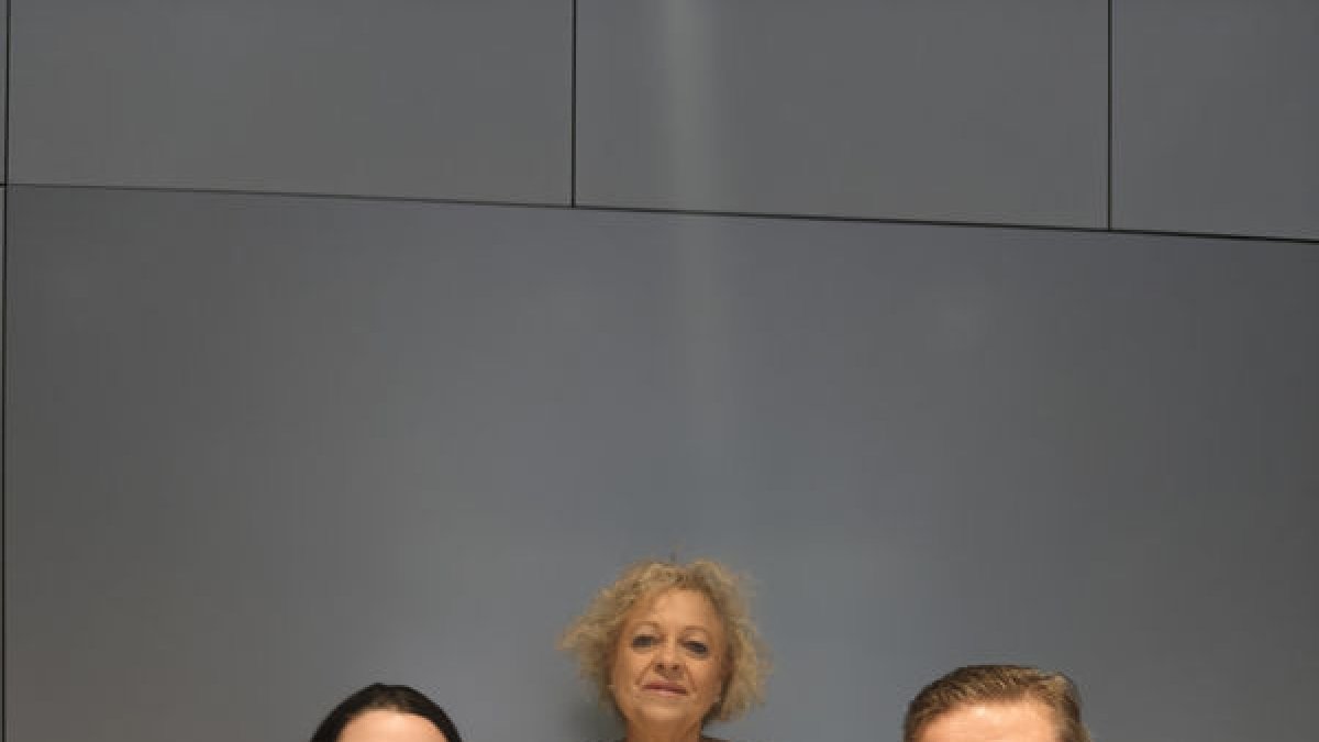 Naiara Vilaginés y Montse Joven, junto a un responsable del IRB. - IRBLLEIDA