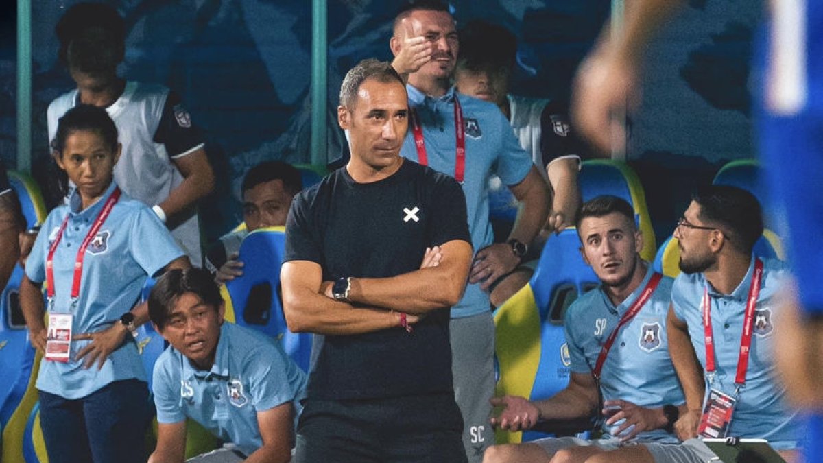 Pep Muñoz, davant de la seua banqueta durant un partit.