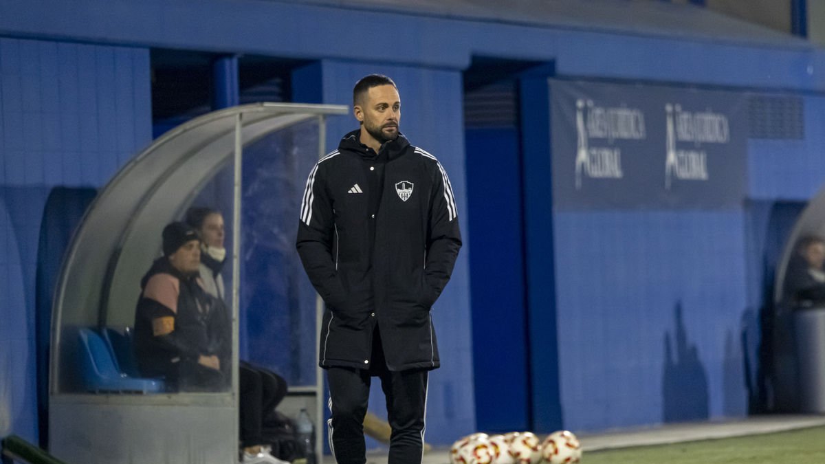 Marc Garcia, a l’àrea tècnica del camp de l’Espanyol B. - JORDI ECHEVARRIA