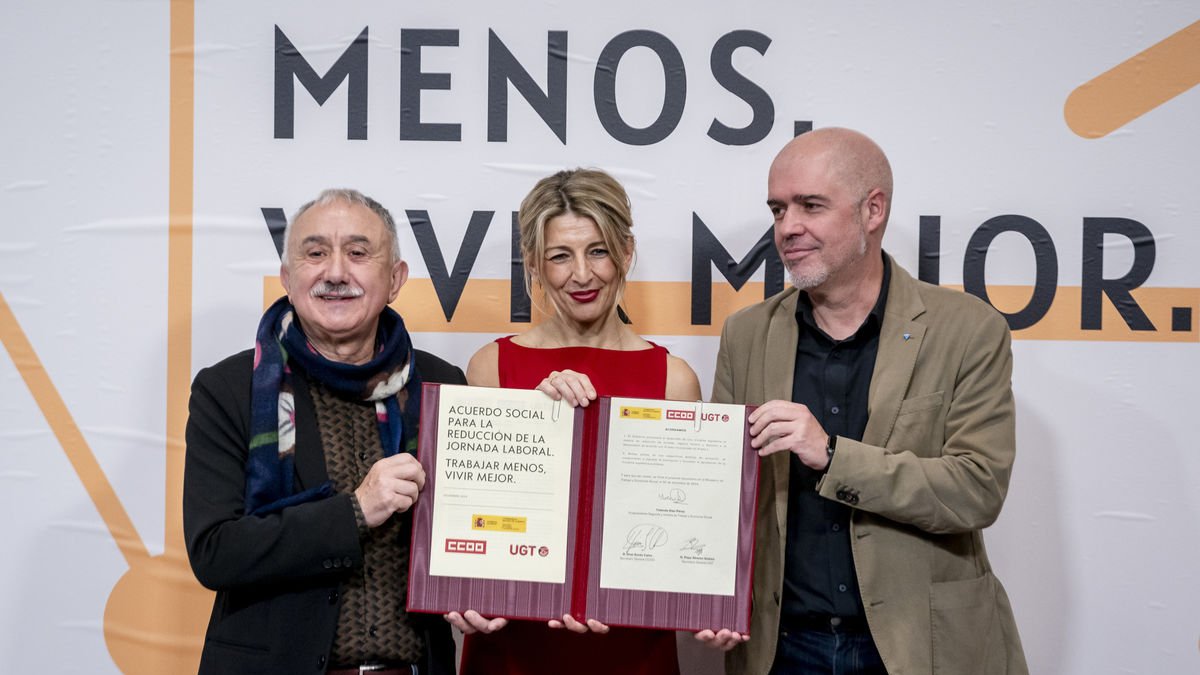 Josep Maria Àlvarez, Yolanda Díaz y Unai Sordo posan tras la firma del acuerdo. - A. PÉREZ MECA / EUROPA PRESS