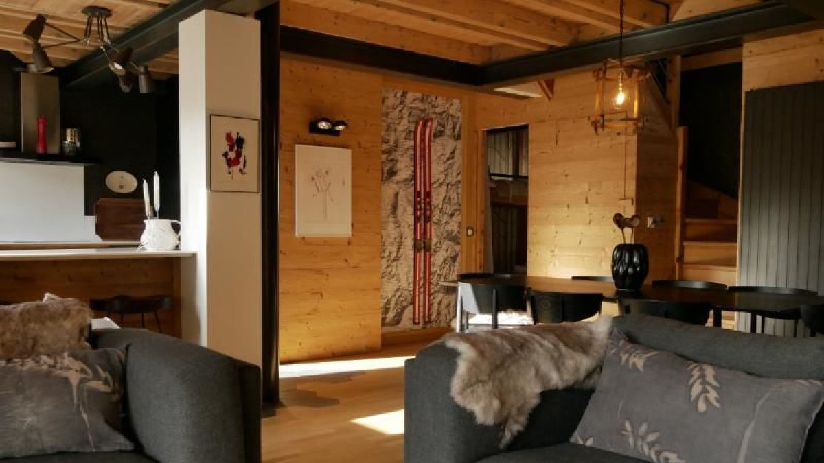 Er interior d’ua des viuendes de luxe en Naut Aran qu’era enterpresa Vivla aufrís en copropietat.